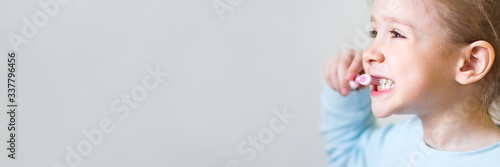 Fotografía child brush their teeth. dental hygiene. happy little girl