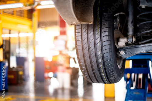 Mata magnetyczna mechanik samochodowy pracujący nad naprawą opony koła pojazdu, oddający samochód do warsztatu serwisowego dla męskich mechaników samochodowych, naprawiający problemy z wymianą zepsutych części używania narzędzi i sprzętu