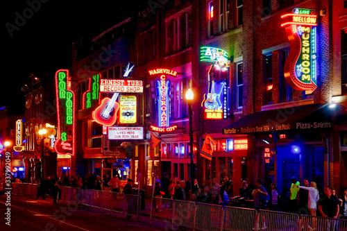 Fotografía Crowd In Illuminated City At Night