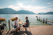 Junges Paar frühstückt direkt am Comer See in Italien 
