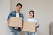 © 浩然 张 - A young asian couple is moving to a new home