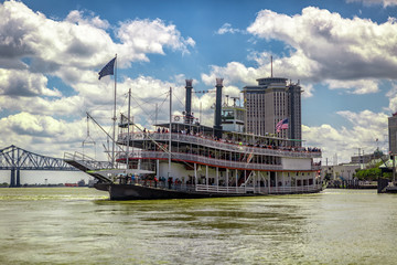 mississipi river steamboat in new orleans