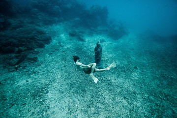 Wall Mural - Diver looking at statue underwater