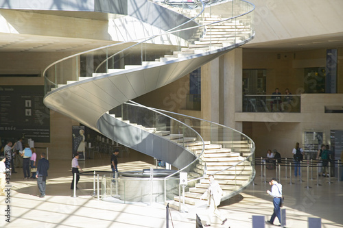 Photographie Stairway and lobby at the Louvre Museum, Paris, France