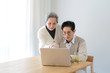© 出 小 - An Asian elderly couple using a computer