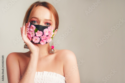 Cuadros en Lienzo Fashion photo of a girl in a mask of flowers