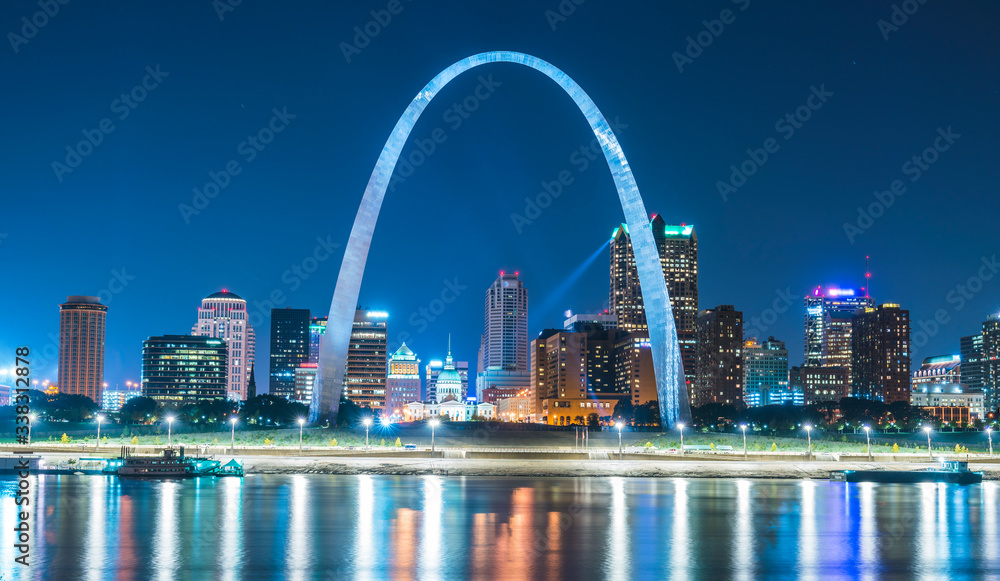 st. louis skyscraper at night with reflection in river,st. louis,missouri,usa. - obrazy, fototapety, plakaty 