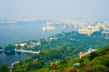Fototapete - Aerial view of Lake Pichola with Lake Palace (Jag Niwas) and City Palace and cable car rope way. Udaipur, Rajasthan, India