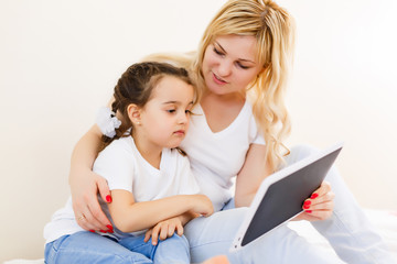 Canvas Print - Mom and daughter using tablet