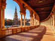 Vista de la Plaza de España de Sevilla desde uno de sus corredores de columnas y arcos