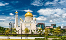 Omar Ali Saifuddien Mosque In Bandar Seri Begawan, The Capital Of Brunei