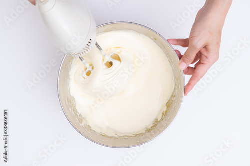 自宅でスポンジケーキを焼く工程 卵とグラニュー糖をハンドミキサーで混ぜる様子 Buy This Stock Photo And Explore Similar Images At Adobe Stock Adobe Stock 自宅でスポンジケーキを焼く工程 卵とグラニュー糖をハンドミキサーで混ぜる様子 Buy This Stock Photo And Explore Similar Images At Adobe Stock Adobe Stock