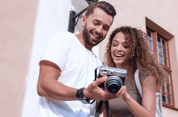 Poster - Portrait of young friends walking looking at the photos