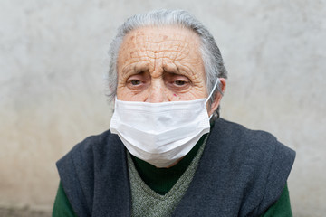 Canvas Print - Elderly woman with mask