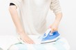 © garage38 - アイロンがけをする女性