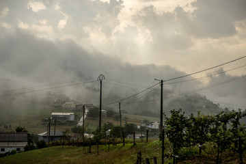 Paisaje de niebla de una colina en Asturias