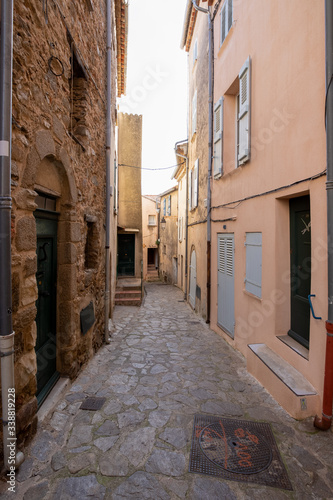 Altstadtgasse in Ramatuelle in der Provence, Südfrankreich Tableau sur Toile