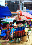 Fototapeta  - wietnamskie kobiety w tradycyjnych strojach na targu w Bac Ha