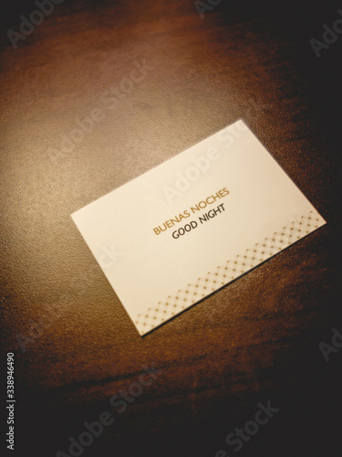 Fotografía Card with the phrase Good night in spanish and english (Buenas Noches) on wood