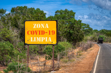 Wall Mural - ESP - Road advertising safe zone sign from Coronavirus or Covid-19 pandemic outbreak, Safe area signage, No danger and no infection from virus. Military font. Italian text 