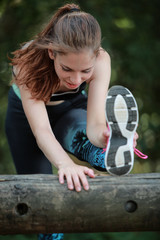 Wall Mural - Jeune femme faisant des étirements après son footing