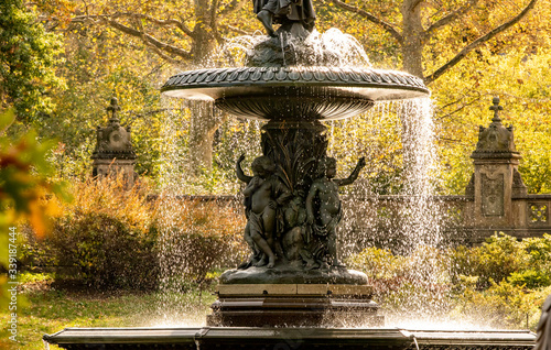 Fotografía The Bethesda Fountain located at Bethesda Terrace in Central Park in the Autumn