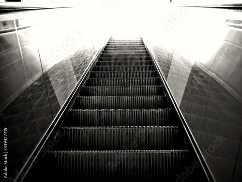 Photographie Low Angle View Of Escalator