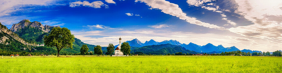 Sommer im Schwangau mit Sankt Coloman und Neuschwanstein vor den Alpen, Bayern, Deutschland