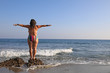 mujer joven haciendo yoga en la playa toples almería 4M0A6132-as20