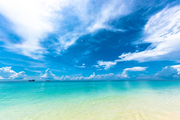  プーケット島にある「マイトンアイランド」真っ白なビーチにエメラルドグリーンに輝く海、とても美しい島です。