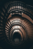 spiralna klatka schodowa starej kamienicy