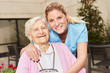 © Robert Kneschke - Glückliche Senior Frau und Altenpflegerin