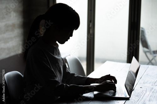 暗い部屋の中でパソコン作業をする若い女性のシルエット姿 Comprar Esta Foto De Stock Y Explorar Imagenes Similares En Adobe Stock Adobe Stock