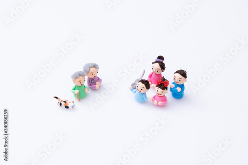 手作り紙粘土人形 祖父母と家族が会う様子 Stock Photo Adobe Stock 手作り紙粘土人形 祖父母と家族が会う様子 Stock Photo Adobe Stock