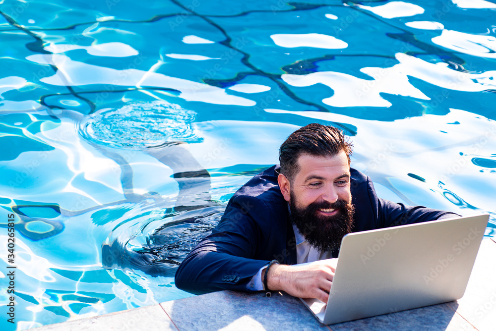 Business man in suit with laptop on swimming pool. Funny businessman relaxing with laptop. - obrazy, fototapety, plakaty 