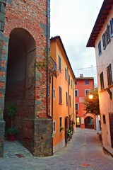 Wall Mural - paesaggio del pittoresco villaggio italiano di Montecarlo che si erge su una collina che domina la pianura di Lucca e Valdinievole in Toscana