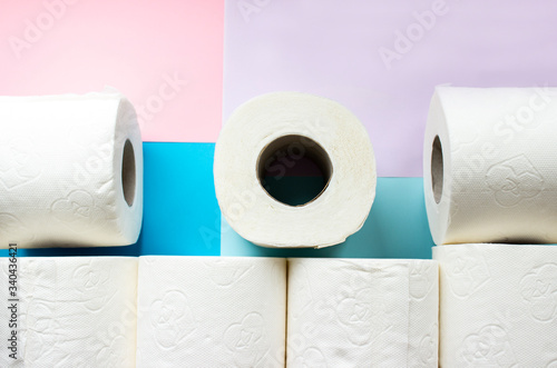 Fotografía Toilet paper rolls on minimalistic style background