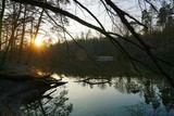 Fototapeta  - Spiegelungen im See bei Sonnenuntergang