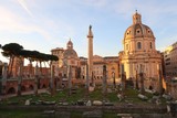 Fototapeta  - Rome, forum de Trajan : ruines de la basilique Ulpienne / Basilica Ulpia, colonne Trajane / colonna Traiana et église Santissimo Nome di Maria al Foro Traiano (Italie)