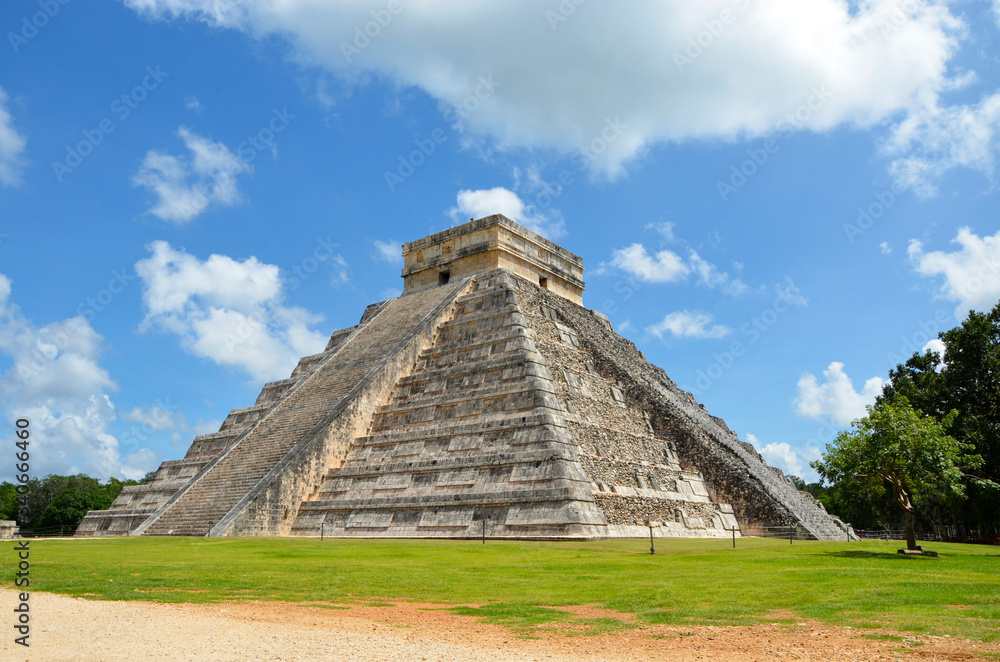 Piramida Majów w Chichen Itza -  Meksyk - obrazy, fototapety, plakaty 