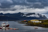 Fototapeta Góry - Islandia, paisaje con nubes en un puerto islandés.