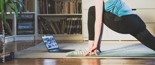 Fotomural home workout concept woman in living room with laptop and dumbells mental healt