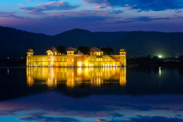 Fototapete - Rajasthan famous tourist landmark - Jal Mahal Water Palace on Man Sagar Lake in the evening in twilight. Jaipur, Rajasthan, India