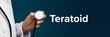 Teratoid. Arzt im Kittel hält Stethoskop. Das Wort Teratoid steht daneben. Symbol für Medizin, Krankheit, Gesundheit