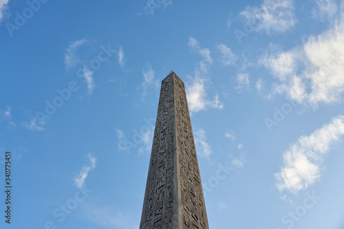 Fotografía The Luxor Obelisk or Egyptian obelisk on the Place de la Concorde against a blue sky in Paris, France