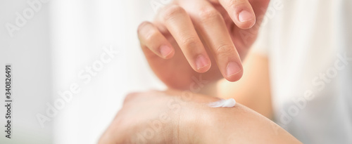 Fotografía Close up of woman hand holding and applying moisturiser, Body lotion, isolated on white background