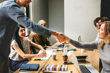 Poster - Business people shaking hands in agreement