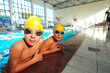 Nauka pływania dla dzieci na basenie w czepkach pływackich i okularkach
