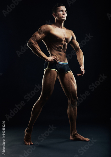 Foto Silhouette of a strong fighter