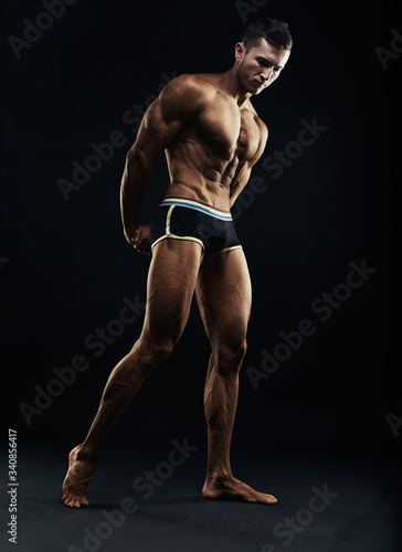 Foto Silhouette of a strong fighter